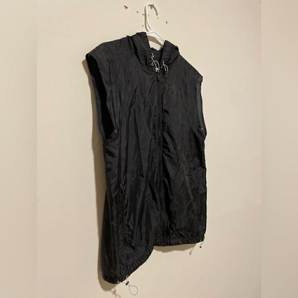 Fabletics Black Ventura Windbreaker Vest Hooded Packable Lightweight Travel - Picture 2 of 9